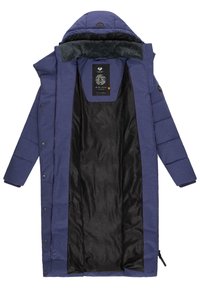 Gewatteerde lange jas in donkerblauw met een bontgekraagde kraag, knopenfront en een zwarte binnenvoering met een subtiel reliëfpatroon.