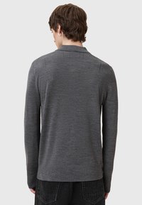 Grå pullovertrøje lavet af strikket stof med lange ærmer, krave og en glat tekstur samt en afslappet pasform.