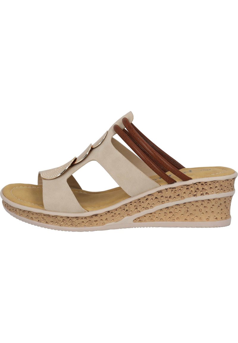 Sandalo con zeppa beige open toe, caratterizzato da tre cinturini decorativi e una suola in stile sughero testurizzata. Gli accenti includono dettagli metallici sottili.
