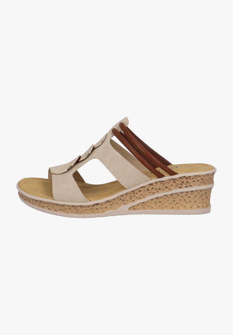 Beige wedge sandaal met een open teen, voorzien van drie decoratieve banden en een textuur zoals kurk als zool. Accenten omvatten subtiele metallic details.
