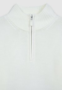 Pullover bianco in maglia con colletto alto e chiusura frontale a mezza zip. Presenta una texture a costine sul colletto e un corpo in maglia liscia.