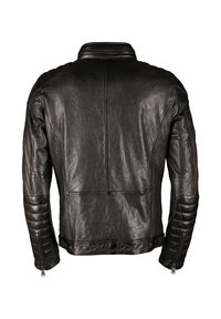 Zwarte leren motorjack met een zachte textuur, gewatteerde schouder- en zijaccenten, en ritsmanchetten. Klassiek kraagontwerp.