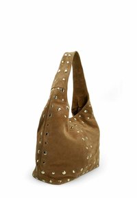 Bruine suède schoudertas met metalen studs op de voorkant, een brede schouderband en een zachte, slungelige vorm.