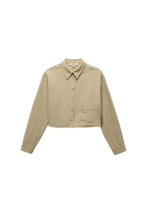Gekürzte, langärmlige Bluse aus leicht olivgrünem Stoff. Verfügt über einen spitzen Kragen, eine Knopfverschluss und eine einzelne Brusttasche. Weiche Textur.