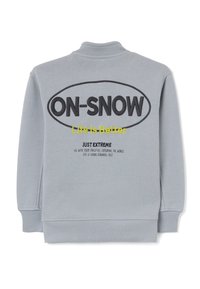 Sudadera gris con cuello redondo, que presenta un atrevido texto negro "ON-SNOW" y la frase bordada en amarillo "La vida es mejor" en la parte posterior.