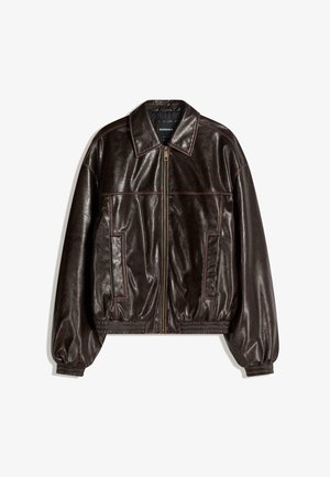 Geacă bomber din piele maro, cu guler, fermoar frontal, manșete elastice și tiv elastic. Prezintă două buzunare laterale și cusături în contrast.