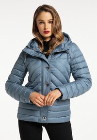 Giacca piumino blu trapuntata con cappuccio, dotata di zip frontale, due bottoni e motivo di cucitura a zigzag. Texture liscia e lucida.