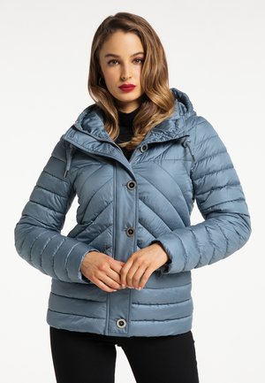 Quilted blå pufferjakke med hætte, med en lynlåslukning foran, to knapper og chevron-syning. Glat, blank overflade.