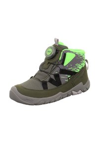 Zielono-szare wysokie buty sportowe wykonane z siateczki i zamszu, z okrągłym systemem zapięcia, teksturowaną szaro-skalną podeszwą oraz zielonymi akcentami.