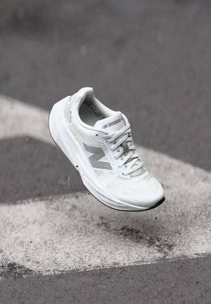 FUELCELL REBEL V5 - Katujuoksukengät - white/silver-coloured metallic