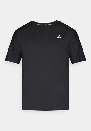 Zwart T-shirt met korte mouwen, gemaakt van zacht stof, met een ronde hals en een klein wit driehoekig logo op de linkerborst.