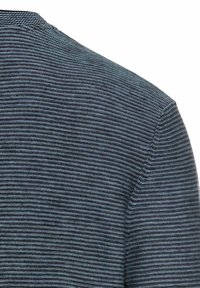 Blau gestreiftes Strickshirt aus texturiertem Material, mit rundem Ausschnitt und kurzen Ärmeln, in abwechselnd hell- und dunkelblauen Streifen.