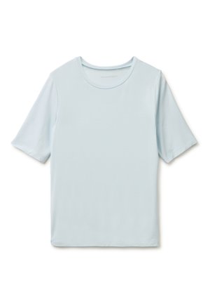Jasnoniebieska koszulka z krótkim rękawem i okrągłym dekoltem, rozłożona na białym tle, prezentująca gładki materiał i prosty design.
