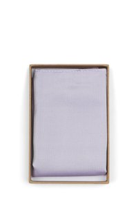 Paarse textuurstof netjes gevouwen binnen een vierkante kartonnen doos, met een subtiel patroon en een gladde rand.