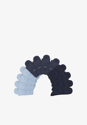 Zwölf Paar Knöchelsocken, in einem Halbkreis angeordnet, in drei Farben: Hellgrau, Dunkelgrau und Schwarz, jeweils mit "H.I.S" beschriftet.