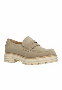Mocassino beige in suede con punta tonda, dotato di una larga fascetta sul ponte e una spessa suola in gomma bianca con scanalature profonde.
