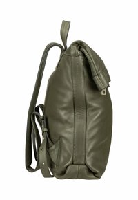 Zaino in pelle verde con parte superiore arrotolata, spallacci regolabili, tasche laterali e texture liscia. Presenta un piccolo accento metallico.