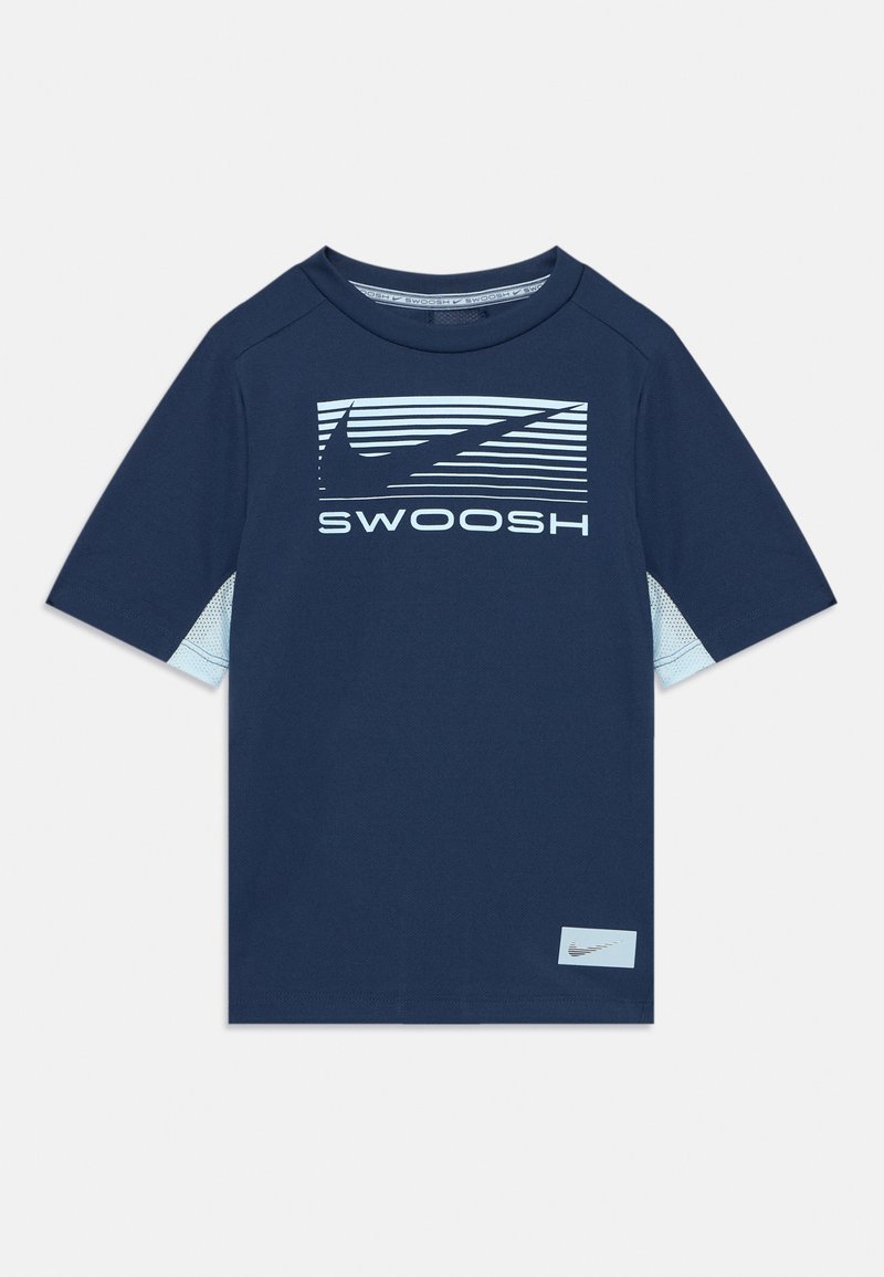 Tamsiai mėlyna trumpomis rankovėmis marškiniai su šviesiai mėlynu tinklo audinio įdėklais po rankovėmis, didelis horizontalus dryžuotas swoosh logotipas, "SWOOSH" tekstas ir mažas swoosh etiketė.