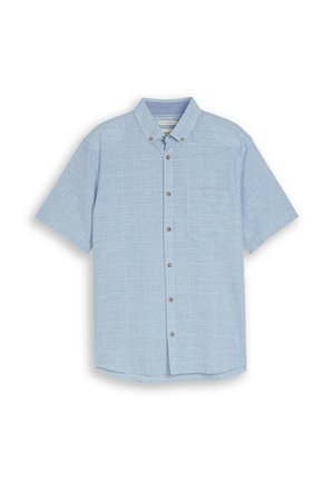 Lichtblauw kortermig overhemd met knopen, een button-down kraag en een borstzak, afgebeeld op een witte achtergrond.