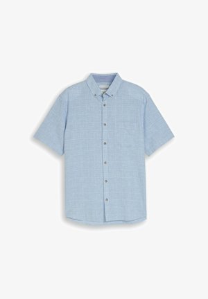 Lichtblauw kortermig overhemd met knopen, een button-down kraag en een borstzak, afgebeeld op een witte achtergrond.