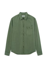 Camicia verde a maniche lunghe con bottoni realizzata in tessuto morbido. Presenta un colletto classico, una tasca sul petto e una sottile etichetta del marchio sulla parte superiore sinistra.