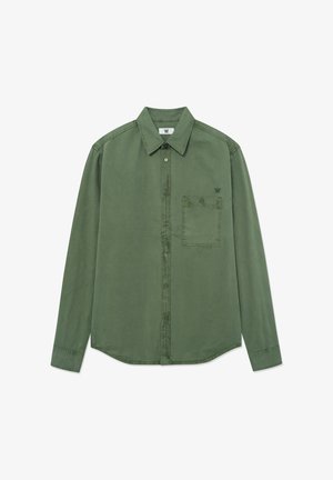 Grøn, langærmet skjorte med knaplukning lavet af blødt stof. Har en klassisk krave, en brystlomme og subtil branding på øverste venstre side.