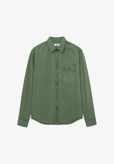 Camicia verde a maniche lunghe con bottoni realizzata in tessuto morbido. Presenta un colletto classico, una tasca sul petto e una sottile etichetta del marchio sulla parte superiore sinistra.