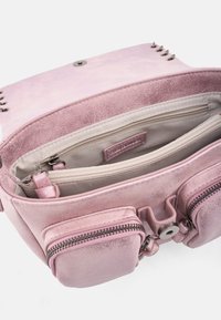 Sac en cuir rose avec une surface texturée, deux poches avant zippées, et un intérieur spacieux avec une doublure grise et des compartiments zippés.