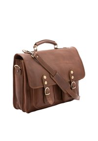 Borsa a tracolla in pelle marrone con un design piatto e strutturato. Presenta una tracolla regolabile, una maniglia superiore e dettagli in metallo.