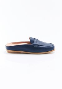 Marine leren instapper loafers met een gladde textuur, ronde neus en een contrasterende beige rubberen zool. Eenvoudige stiksel details op de wreef.