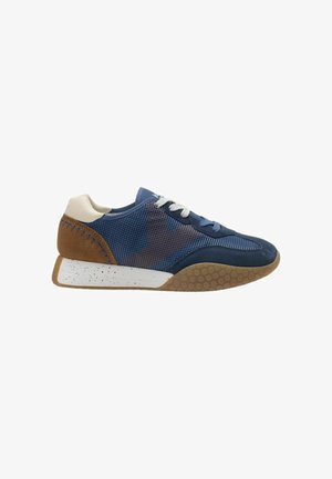 Sneaker sportivo da uomo con tomaia in mesh blu e accenti in suede marrone, suola bianca con dettagli screziati e suola in gomma testurizzata.