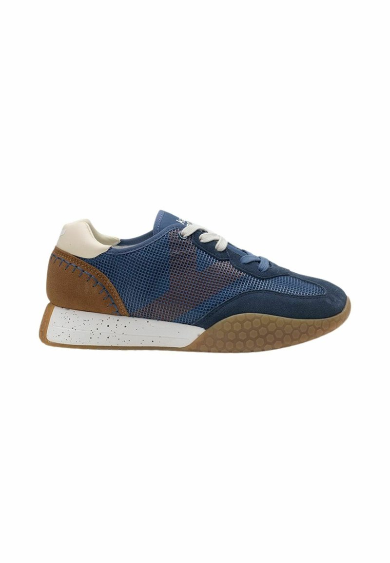 Sneaker sportivo da uomo con tomaia in mesh blu e accenti in suede marrone, suola bianca con dettagli screziati e suola in gomma testurizzata.