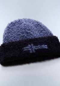 Pletená čepice ve světle fialové a tmavě námořnické barvě, s texturovaným huňatým povrchem a ohrnutým lemem s jemným vzorem loga.