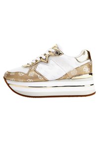 Sneaker plateforme en blanc et or, avec une finition brillante, des motifs de logo embossés, et une semelle en caoutchouc blanche contrastante avec une semelle extérieure marron.