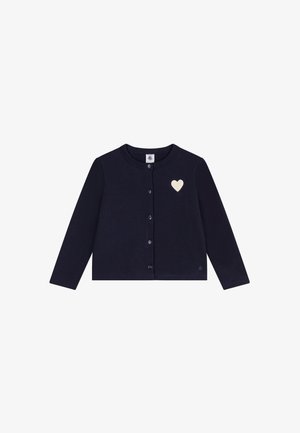 Marineblauer, langärmeliger, geknöpfter Cardigan mit Rundhalsausschnitt und kleinem weißem Herz-Emblem auf der oberen linken Brust.