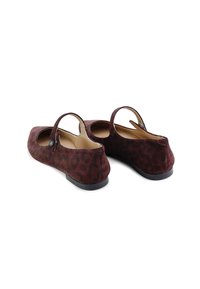 Zapatos planos burdeos con estampado de leopardo, puntera redondeada, dos correas con botones y una suela baja negra. Textura de ante suave.
