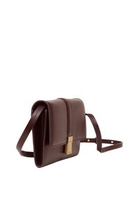Sac en cuir marron foncé avec fermeture à rabat et boucle rectangulaire dorée, sangle ajustable fine et design minimaliste épuré.