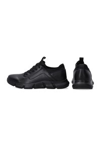 Schwarze Sport Schuhe mit einem glatten Leder-Obermaterial, Schnürdesign und strukturiertem Gummi-Außensohle. Mit einer Schlaufe an der Ferse für einfaches Anziehen.