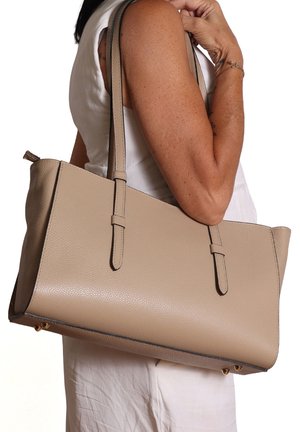 Borsa tote in pelle beige con due manici lunghi, ampiezza spaziosa e finitura texturizzata. Presenta hardware dorato e un bordo a contrasto.