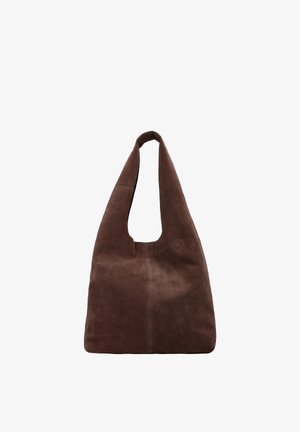 Weiche braune Veloursleder-Schultertasche mit breitem Riemen und einfacher dreieckiger Form auf weißem Hintergrund.