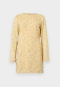 Gelbes Kleid mit langen Ärmeln, strukturiertem Stoff und fransigen Details. Rundhalsausschnitt mit einem Reißverschluss auf der Rückseite.