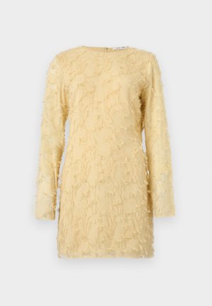Rochie galbenă cu mâneci lungi, dintr-un material texturat cu detalii destrămate pe toată suprafața. Decolteu rotund cu fermoar la spate.