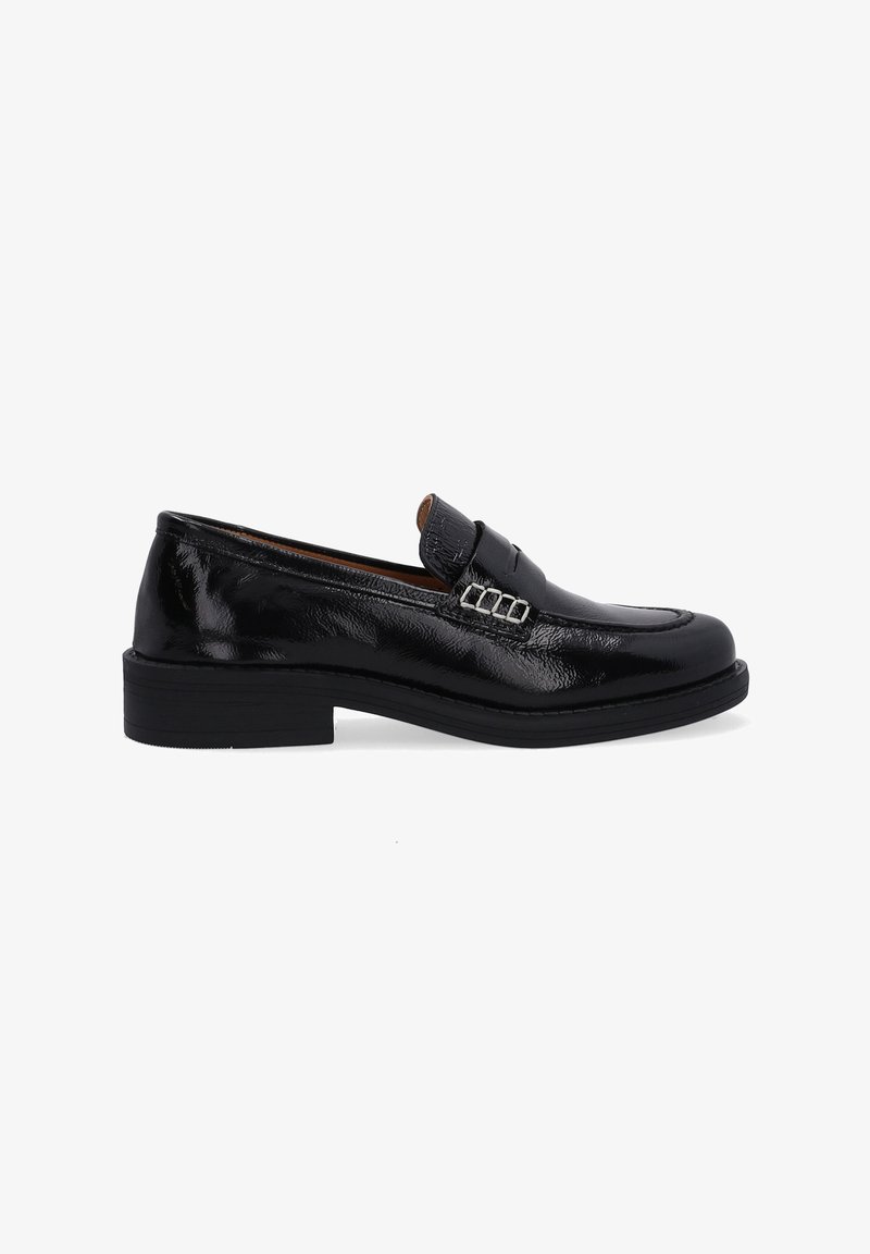 Schwarze Lackleder-Slipper mit flachem Absatz, dekorativem Riemen und silberfarbigen Akzenten. Glatte Textur und abgerundete Zehenform.