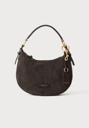 Sac à main en daim brun foncé en forme de croissant avec une sangle courte, des ferrures dorées et une étiquette de marque suspendue sur le côté, sur un fond uni.