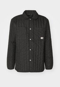 Czarna pikowana kurtka z kołnierzem, dwoma kieszeniami na piersi, zapięciem na zatrzaski i małą naszywką z logo. Wykonana z lekkiego materiału o gładkiej fakturze.