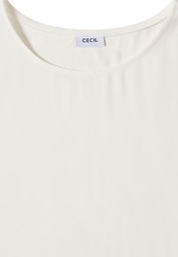 T-shirt blanc à col rond avec une étiquette visible indiquant "CECIL", cousue à l’intérieur du col arrière.