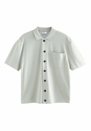 Svetle šedá košile s krátkým rukávem a límečkem, se šesti černými knoflíky vpředu a jednou kapsou na hrudi. Texturovaná tkanina.