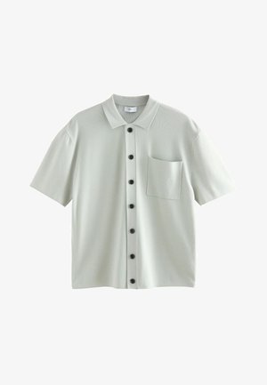 Lichtgrijs kortgrijs shirt met een kraag, zes zwarte knopen aan de voorkant en een enkele borstzak. Textuurstof.