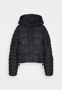 Chaqueta acolchada corta negra con capucha, que presenta una textura de acolchado, cierre frontal de cremallera y cordones en el dobladillo para un ajuste ajustable.