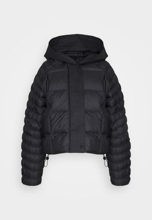 Chaqueta acolchada corta negra con capucha, que presenta una textura de acolchado, cierre frontal de cremallera y cordones en el dobladillo para un ajuste ajustable.